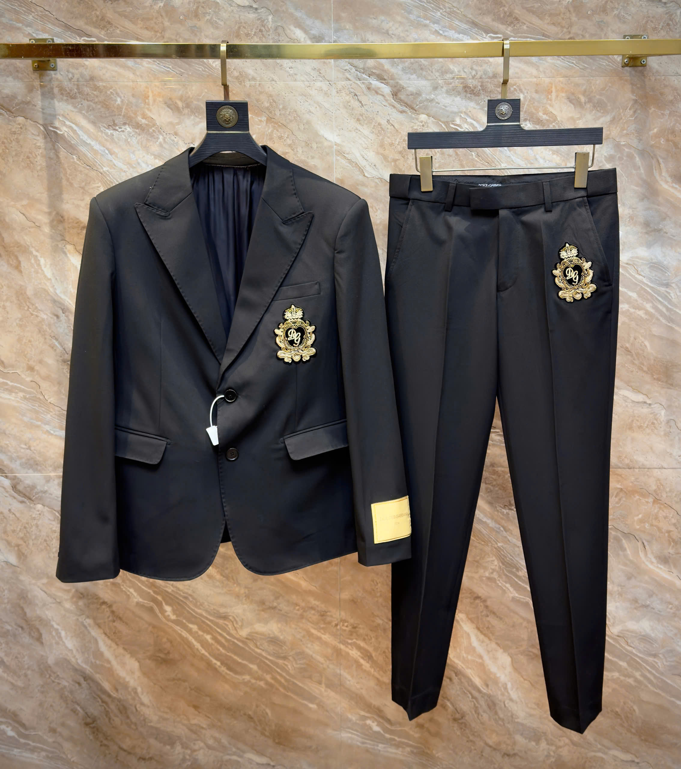 Áo khoác Vest Dolce Gabbana DG Đen logo tag huy hiệu thêu ngực Like Auth on web DDT